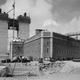 Illustration for article titled Photos of Famous Landmarks While They Were Still Under Construction